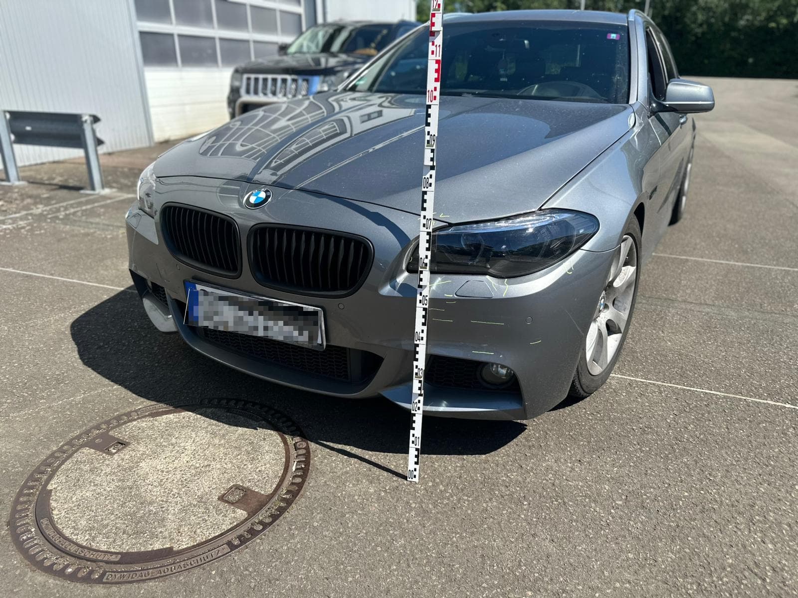 Kfz-Sachverständiger vermisst Unfallschaden an einem Fahrzeug vor Ort
